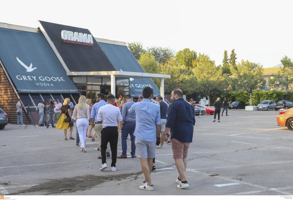 Ατελείωτες ουρές και... θερμομέτρηση έξω από το κέντρο που τραγουδάει ο Βέρτης