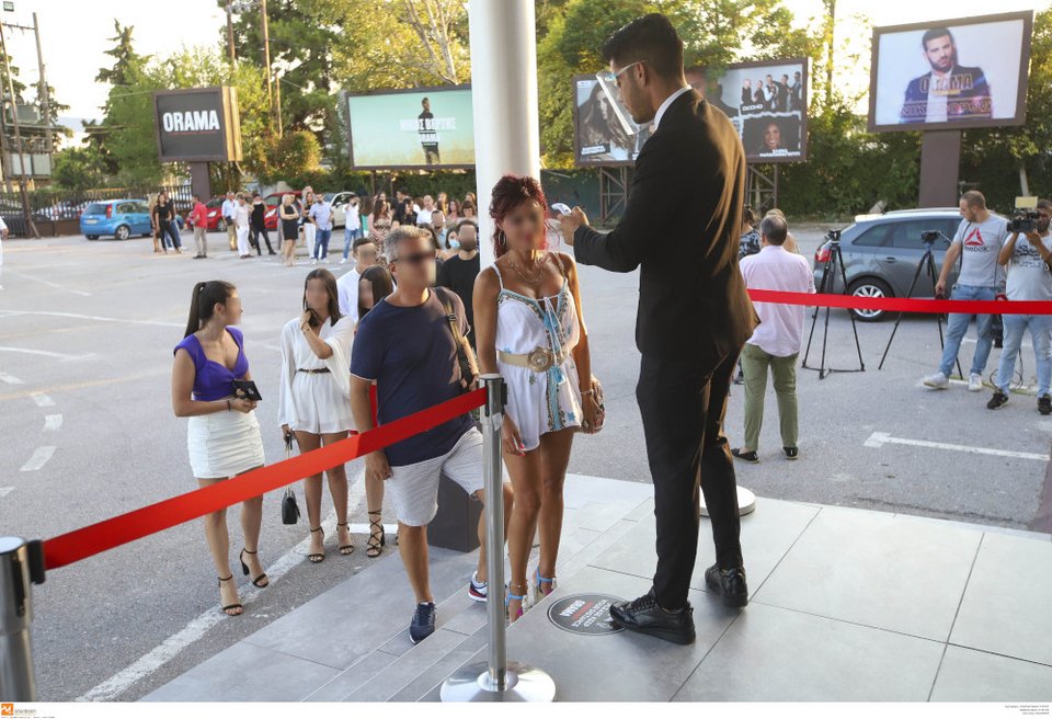 Ατελείωτες ουρές και... θερμομέτρηση έξω από το κέντρο που τραγουδάει ο Βέρτης