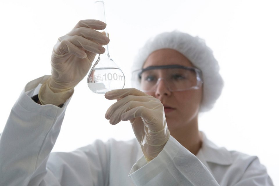 Το νερό της Vichy εμπλουτίζεται με 15 μεταλλικά στοιχεία και ιχνοστοιχεία, απαραίτητα για την ομορφιά της επιδερμίδας.