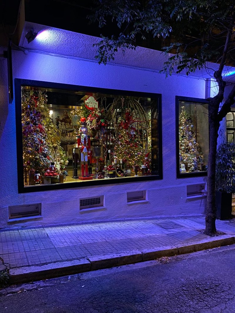 Η βιτρίνα στο κέντρο της Αθήνας με τα Χριστουγεννιάτικα