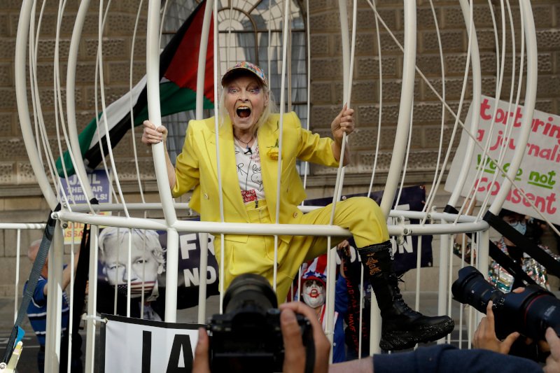 H vivienne westwood στο κλουβί