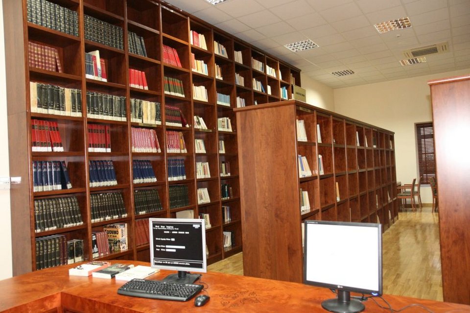 Η Βορέειος Βιβλιοθήκη διαθέτει 18.000 τόμους βιβλίων που καλύπτουν ποικίλα θέματα όπως λογοτεχνία-ψυχολογία-ιστορία-τέχνη-κοινωνικές επιστήμες και παιδικό βιβλίο. Στόχος της βιβλιοθήκης είναι ο συνεχής εμπλουτισμός της με νέες εκδοτικές παραγωγές.