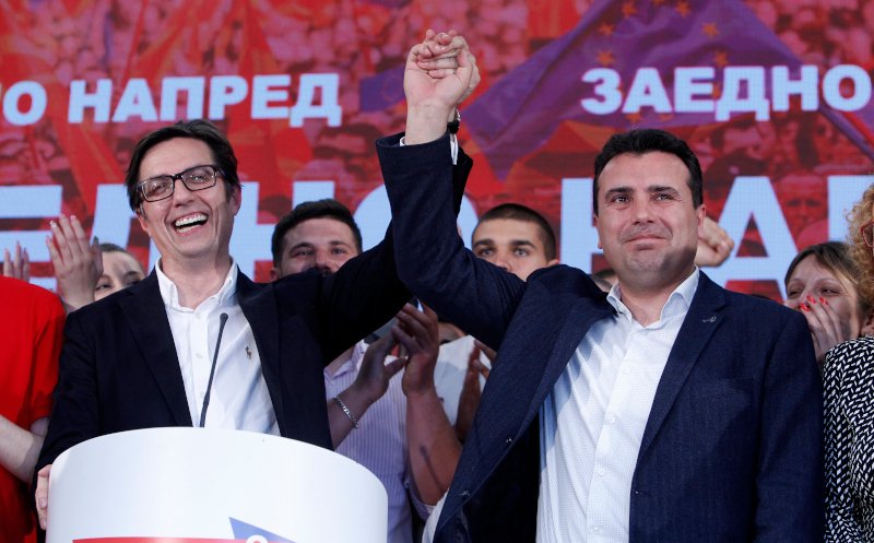 O Στέβο Πενταρόφσκι (αριστερά), νυν πρόεδρος της Βόρειας Μακεδονίας, με τον Ζόραν Ζάεφ