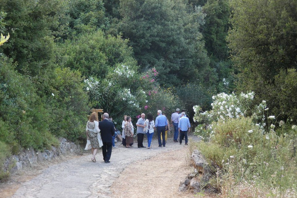 Οι προσκεκλημένοι περπάτησαν στο μονοπάτι που σκοπεύει να αναβαθμίσει τα Λευκά Ορη
