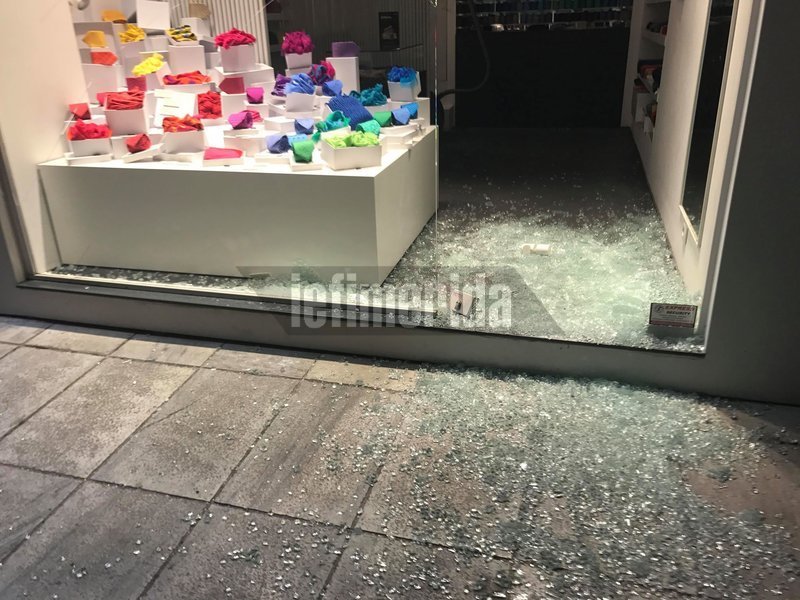 Επιδρομή κουκουλοφόρων σημειώθηκε λίγο μετά τις 8.15 το βράδυ σε καταστήματα στο κέντρο της Αθήνας.