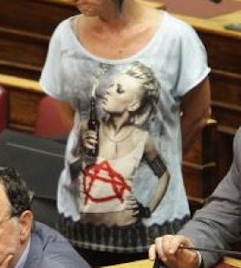 Βουλευτής του ΣΥΡΙΖΑ ντυμένη με το σύμβολο της αναρχίας και μολότοφ