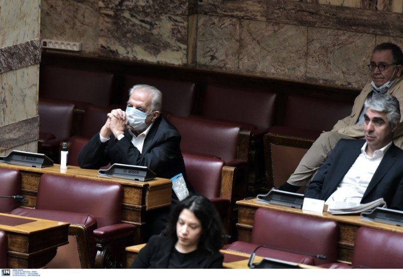 Αποστάσεις κρατούν οι βουλευτές του ΣΥΡΙΖΑ στα έδρανα της Βουλής