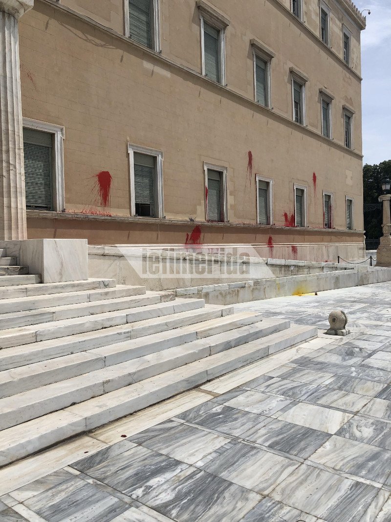 Αγνωστοι πέταξαν κόκκινες μπογιές στη Βουλή έξω από το γραφείο του Νίκου Βούτση