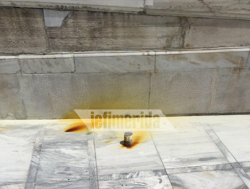 Το ένα από τα καπνογόνα που πέταξαν τα μέλη του Ρουβίκωνα στη Βουλή