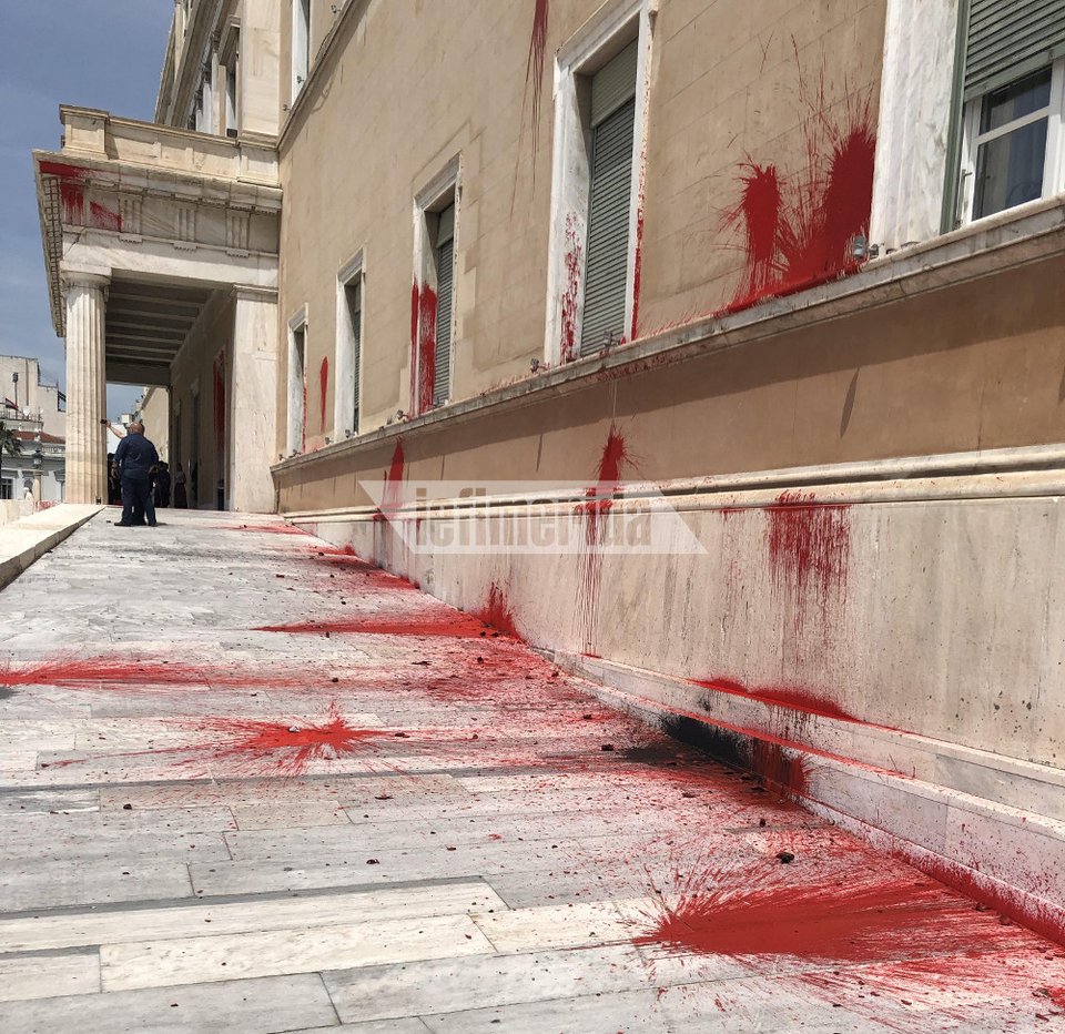 Τα μέλη του Ρουβίκωνα πέταξαν κόκκινες μπογιές στη Βουλή. Αποκαρδιωτικό το θέαμα.