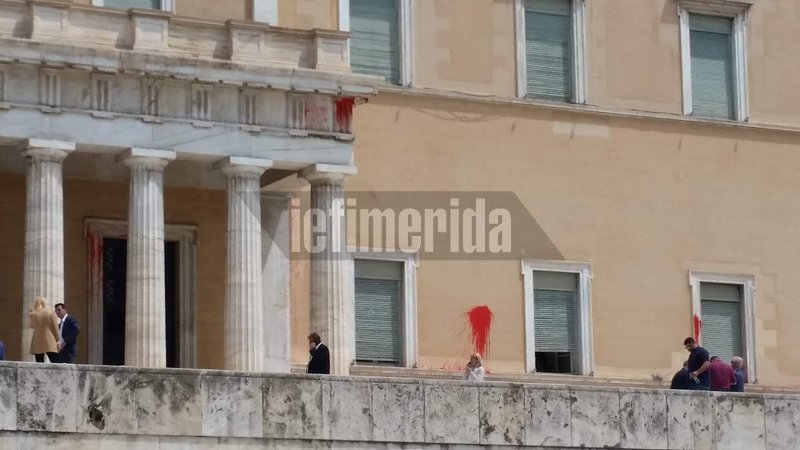 Κόκκινες μπογιές στον τοίχο της Βουλής
