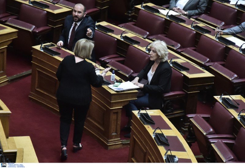 Η Σοφία Βούλτεψη μιλά με την Σία Αναγνωστοπούλου, ενώ ο Δημ. Τζαννακόπουλος διαμαρτύρεται