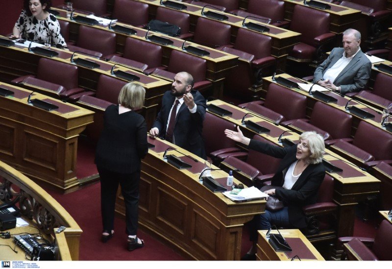 Η Σοφία Βούλτεψη μιλά με τον Δημ. Τζαννακόπουλο ενώ η Σία Αναγνωστοπούλου διαμαρτύρεται -Φωτογραφία: Intimenews/ΖΑΧΟΣ ΓΙΩΡΓΟΣ