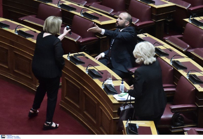 Η Σοφία Βούλτεψη δείχνει την φωτογραφία Τσίπρα-Ορμπαν στον Δημ. Τζαννακόπουλο που διαμαρτύρεται