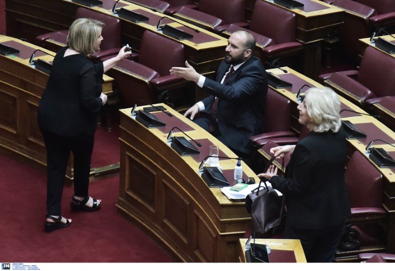 Η Σοφία Βούλτεψη δείχνει την φωτογραφία Τσίπρα-Ορμπαν στον Δημ. Τζαννακόπουλο που διαμαρτύρεται