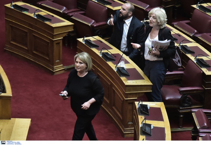 Η Σοφία Βούλτεψη απομακρύνεται από τα έδρανα του ΣΥΡΙΖΑ -Πίσω οι Δημ. Τζαννακόπουλος, Σία Αναγνωστοπούλου