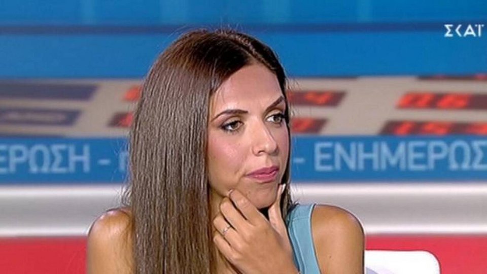 γυναικα κραταει πιγούνι