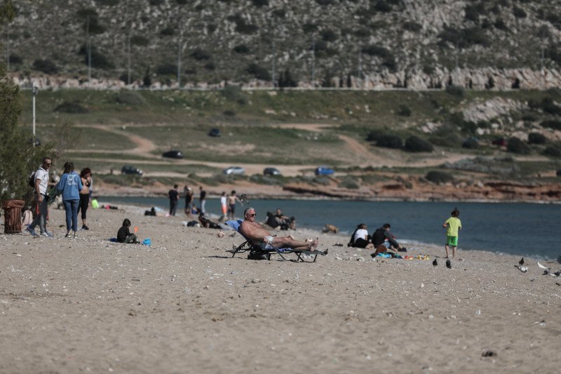 Κόσμος στην παραλία της Βάρκιζας/ Φωτογραφία: Eurokinissi