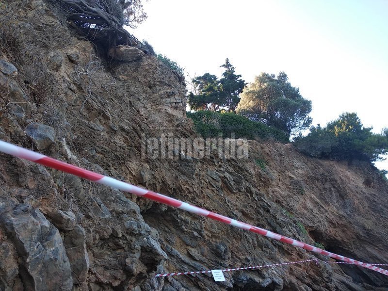 Αλλη εικόνα του επικίνδυνου βράχου στο Πόρτο Ράφτη