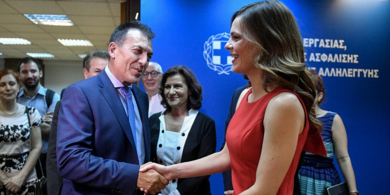 Χειραψία Βρούτση- Αχτσιόγλου, υπό το βλέμμα της Θεανώς Φωτίου/ Φωτογραφία: EUROKINISSI/ ΤΑΤΙΑΝΑ ΜΠΟΛΑΡΗ