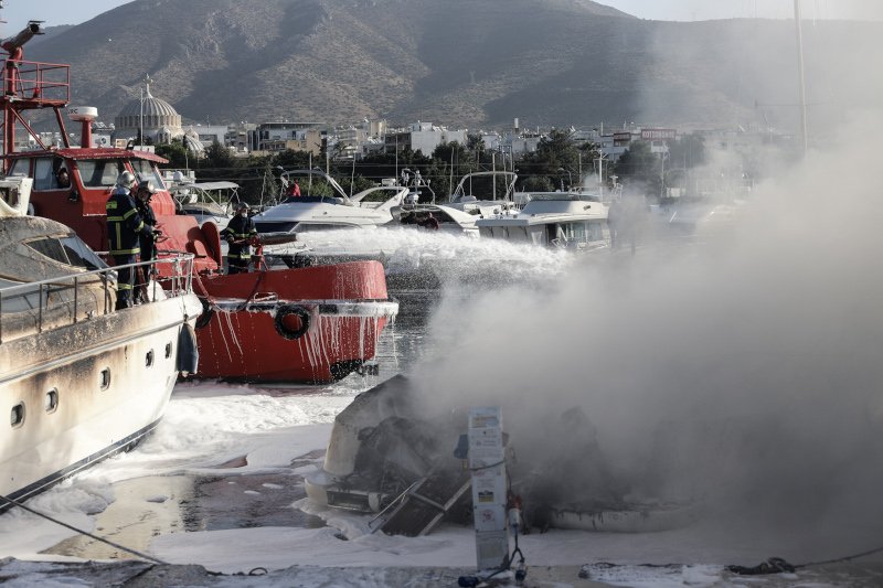 πυροσβεστικό πλοιάριο σβήνει φωτιά