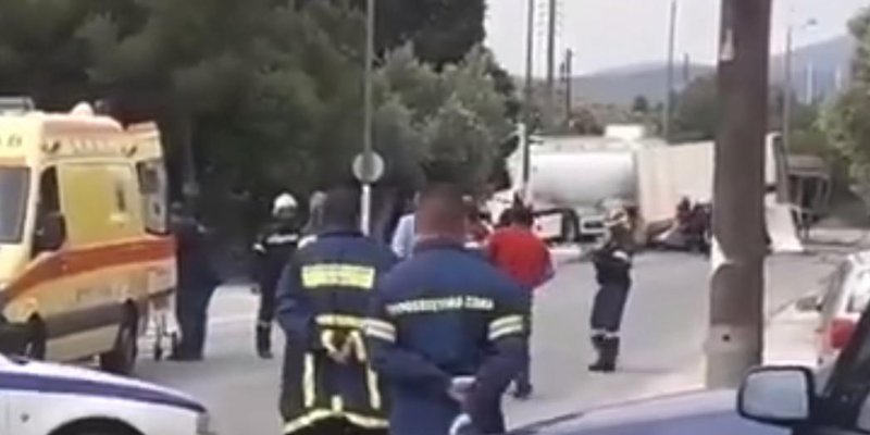 Ασθενοφόρα, αστυνομικοί και πυροσβέστες στο σημείο του τροχαίου στο Κορωπί