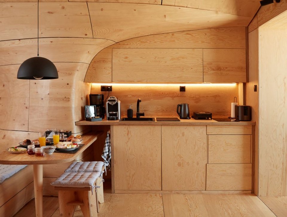 Πρωινό σε μια ξύλινη σπηλιά στα Τρίκαλα Κορινθίας.