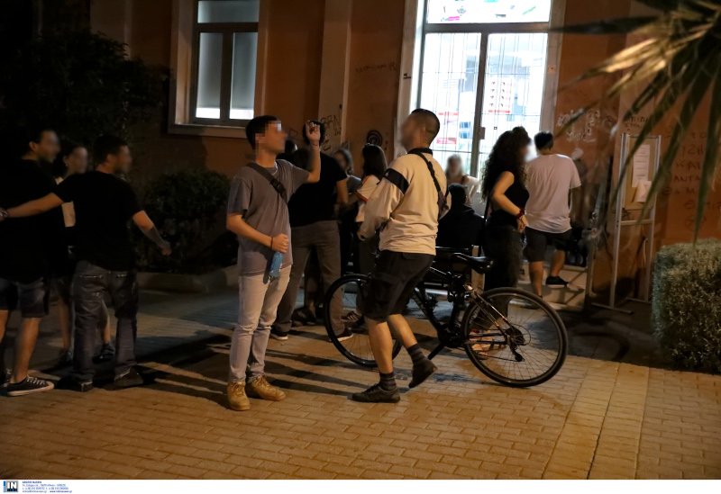Εικόνες από την πλατεία Χαλανδρίου χθες το βράδυ. Αν και ο κόσμος στη συγκεκριμένη πλατεία δεν ήταν πολύς, όπως είναι λογικό, δεν τηρούνταν οι αποστάσεις, ενώ κανείς δεν φορούσε μάσκα.