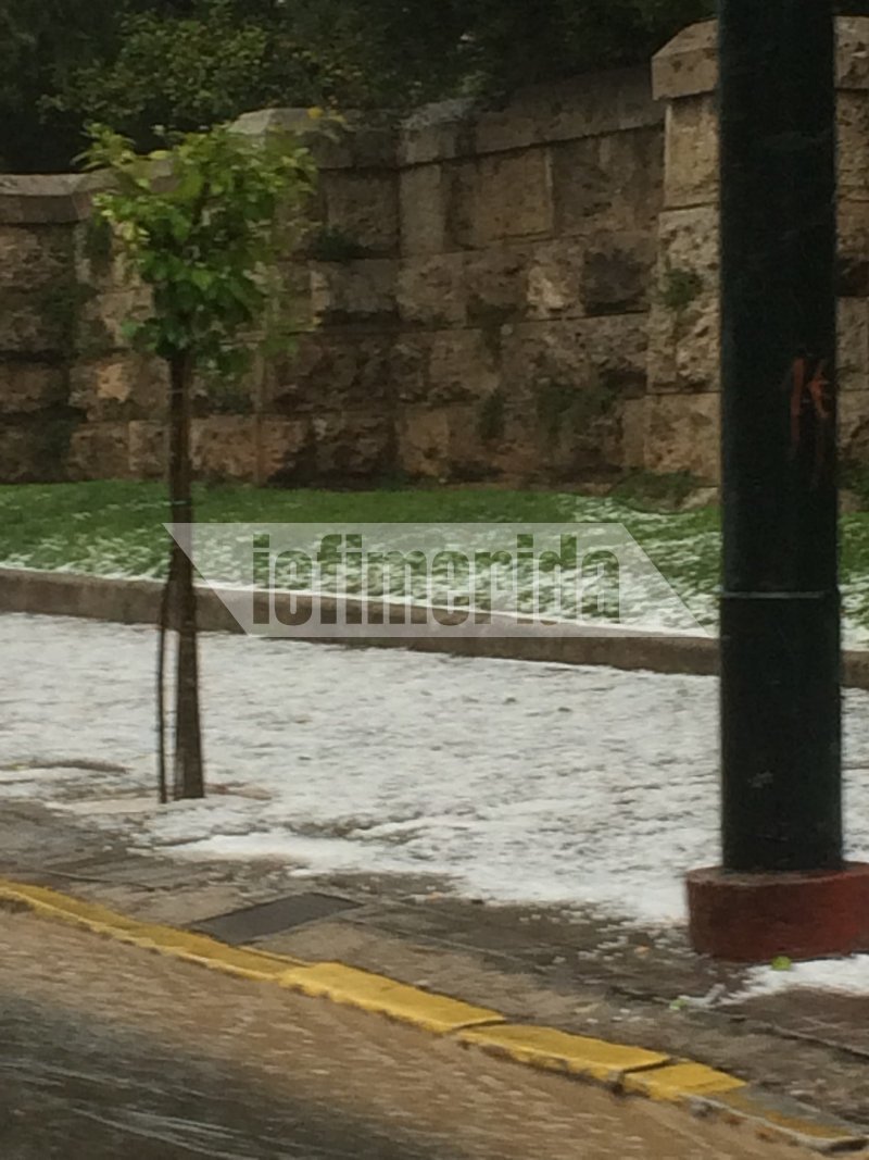 Τα πεζοδρόμια στη λεωφόρο Αμαλίας είχαν καλυφθεί από το χαλάζι που έπεσε