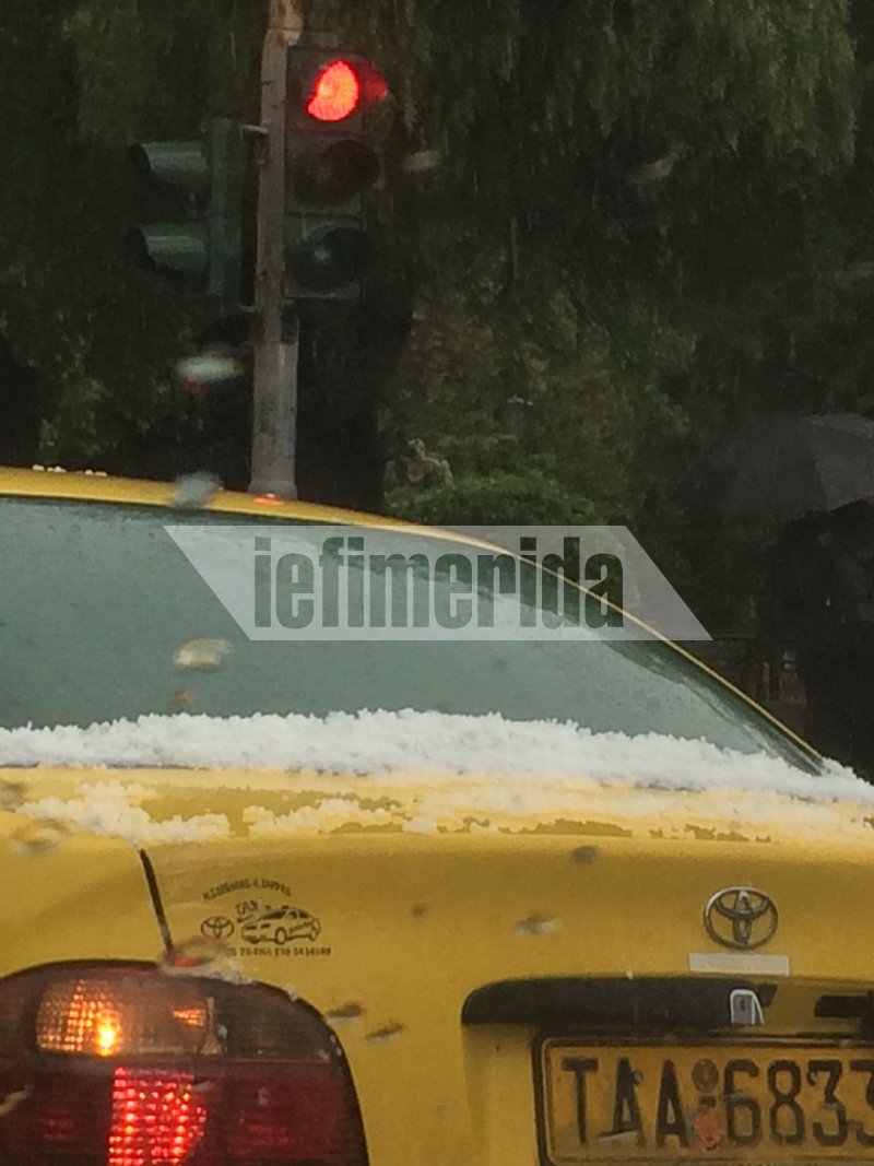 να χαλί από χαλάζι σκέπασε τα αυτοκίνητα στη λεωφόρο Αμαλίας