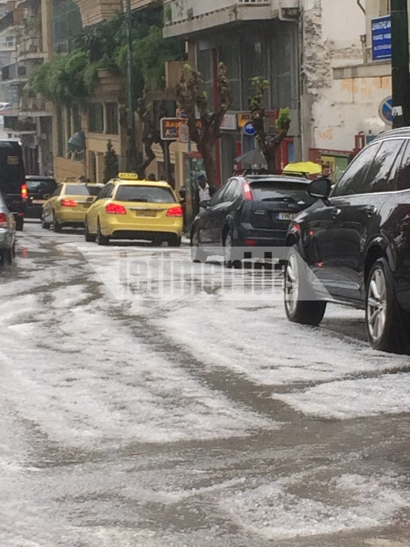 Τα έχασαν οι οδηγοί, όταν είδαν τα αυτοκίνητα τους γέμισαν χαλάζι