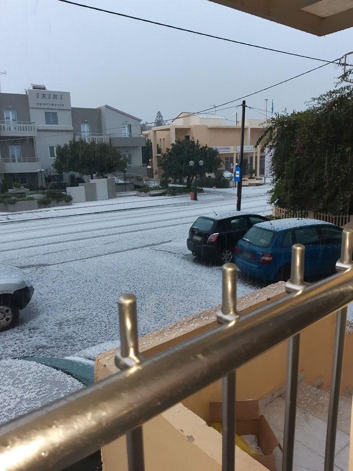 Δρόμοι και οροφές αυτοκινήτων άσπρισαν από το χαλάζι