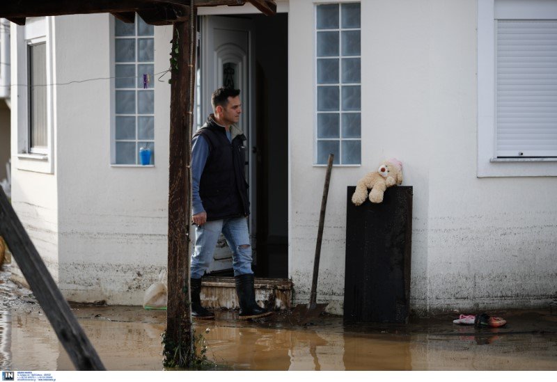 Κάτοικος της Χαλκιδικής με γαλότσες στο πλημμυρισμένο σπίτι του-
