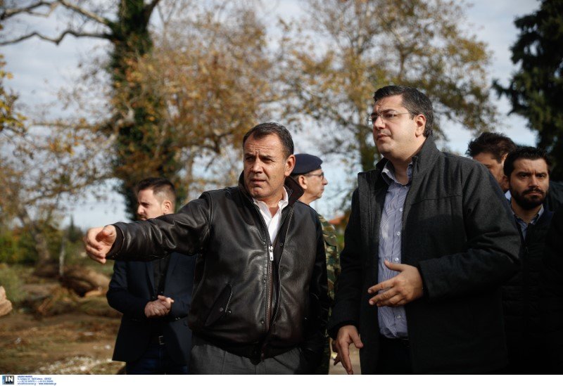 Ο υπ. Αμυνας Ν. Παναγιωτόπουλος (αριστερά) με τον περιφερειάρχη Κεντρικής ΜακεδονίαςΑπ. Τζιτζικώστα επιθεωρούν τις ζημιές από την κακοκαιρία