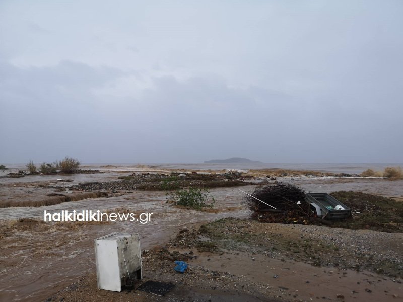 Η κακοκαιρία μετέτρεψε τους δρόμους της Ολυμπιάδας σε ποτάμι / Φωτογραφία: halkidikinews.gr