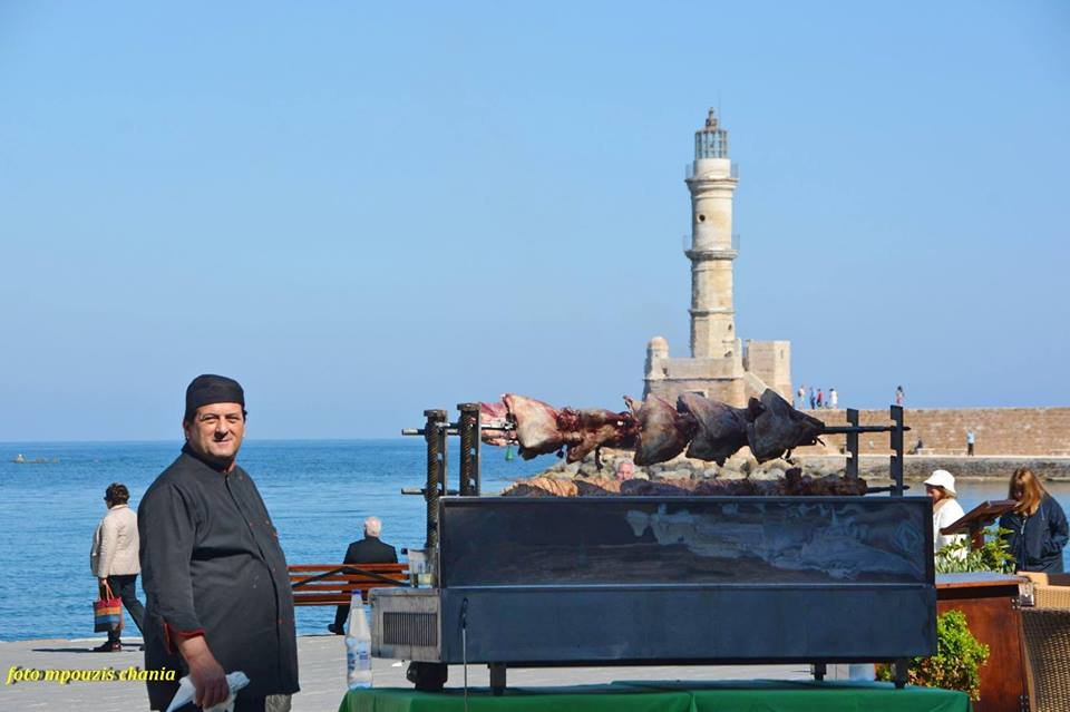 Σουβλίζουν στο Ενετικό λιμάνι