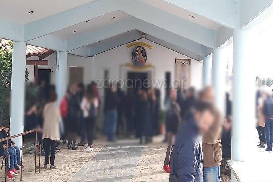 Συνωστισμός χωρίς μάσκες στην είσοδο του ιερού ναού