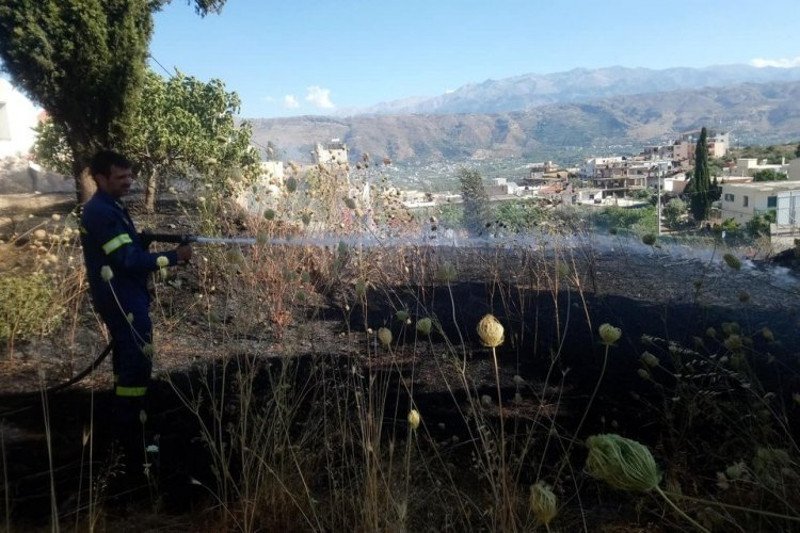 Η Πυροσβεστική στο σημείο που εκδηλώθηκε η πυρκαγιά στα Χανιά / Φωτογραφία: zarpanews.gr