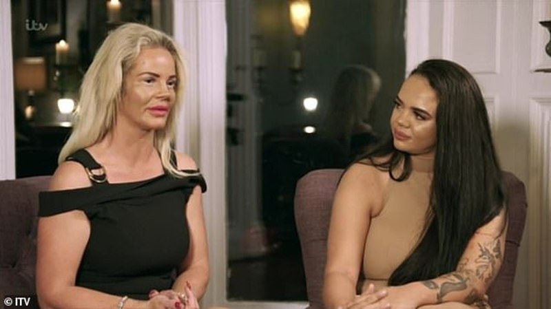 Η ξανθιά μητέρα στα αριστερά με μαύρο φόρεμα μιλάει και η κόρη της στα δεξιά, την κοιτάει.