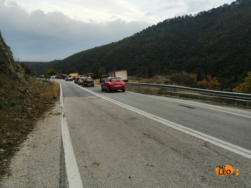 Στο σημείο βρίσκεται η ΕΛΑΣ και η Πυροσβεστική / Φωτογραφία: seleo.gr
