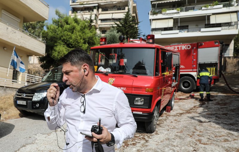 Ο Νίκος Χαρδαλιάς στην φωτιά στον Βύρωνα/ Φωτογραφία: EUROKINISSI