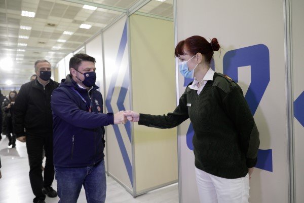 Ο Νίκος Χαρδαλιάς στο mega εμβολιαστικό κέντρο Θεσσαλονίκης -Φωτογραφία: Konstantinos Tsakalidis / SOOC