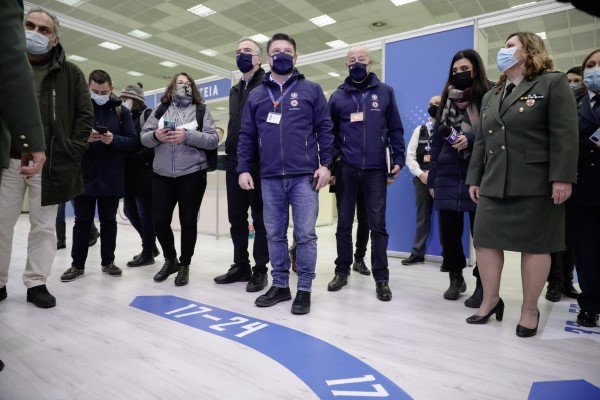 Ο Νίκος Χαρδαλιάς στο mega εμβολιαστικό κέντρο Θεσσαλονίκης -Φωτογραφία: Konstantinos Tsakalidis / SOOC