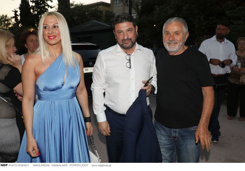 Τον κ. Χαρδαλιά και τη σύζυγό του υποδέχτηκε ο θεατρικός επιχειρηματίας Ηλίας Μαροσούλης, ιδιοκτήτης του «Άλσους».
