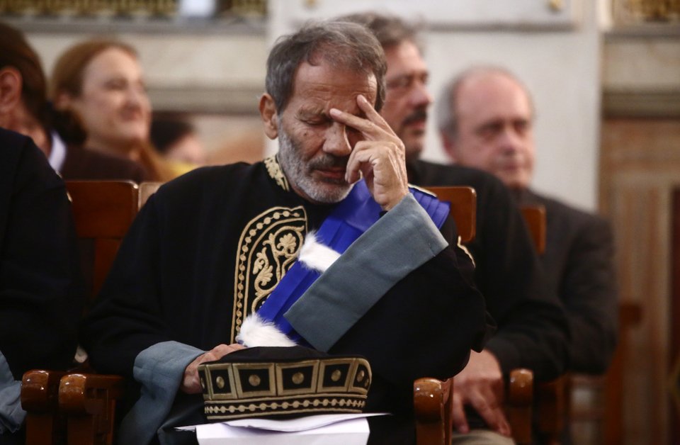 Ο Σταύρος Ξαρχάκος κάθεται συγκινημένος