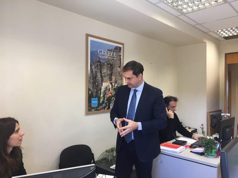 O Υπουργός Τουρισμού Χάρης Θεοχάρης στο γραφείο εξυπηρέτησης