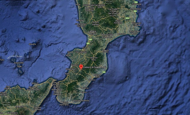 Το Τσινκουεφρόντι βρίσκεται στην νότια άκρη της Ιταλία και έχει θέα τόσο στο Ιόνιο πέλαγος όσο και στην τυρρηνική θάλασσα/Φωτογραφία: Google maps
