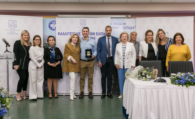 Μαριάννα Β. Βαρδινογιάννη και Μιχάλης Χατζηγιάννης με μέλη των ΔΣ των Συλλόγων "ΕΛΠΙΔΑ" και "ΟΡΑΜΑ ΕΛΠΙΔΑΣ"