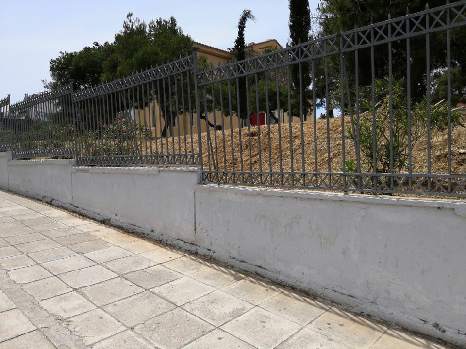 Η γκρίζα εξωτερική περίφραξη του Χατζηκυριάκειου Ιδρύματος
