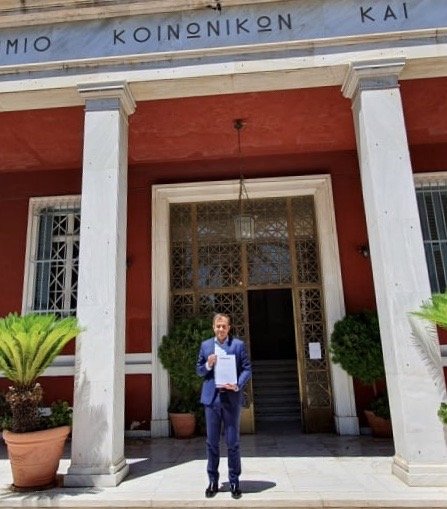 Ο βουλευτής και Γραμματέα Διεθνών Σχέσεων της Νέας Δημοκρατίας Τάσος Χατζηβασιλείου με τη διδακτορική του διατριβή